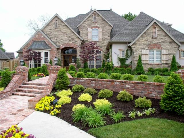 Landscape design of a small courtyard of a private house + photo 