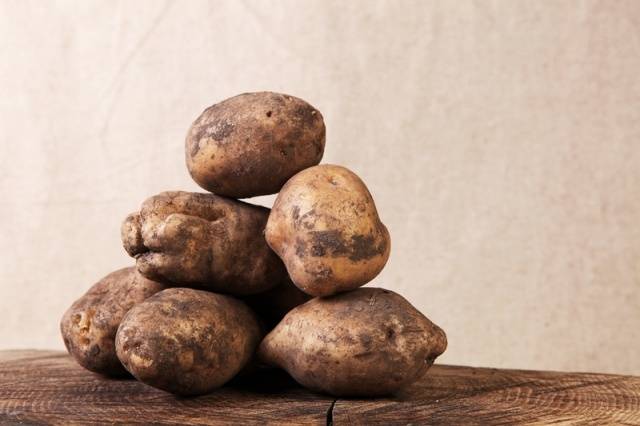 Late-ripening potato varieties: description + photo