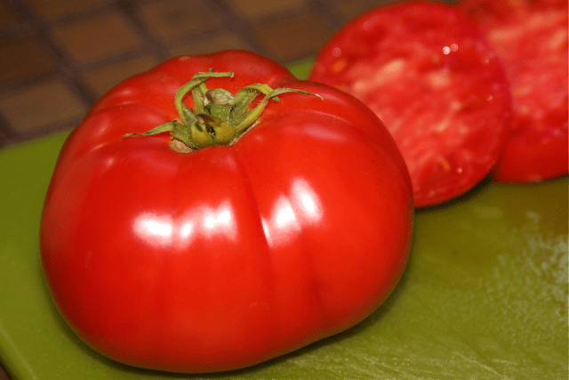 Late varieties of tomatoes for greenhouses