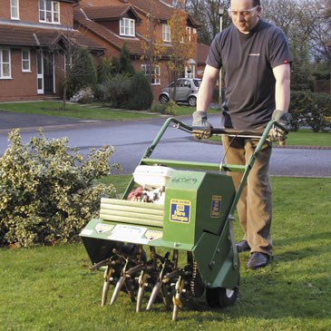 Lawn aerators: mechanical, electric and petrol