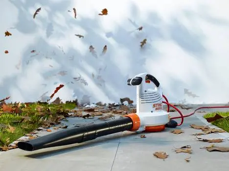 Leaf vacuum cleaner