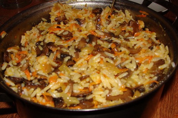 Lean pilaf with different mushrooms