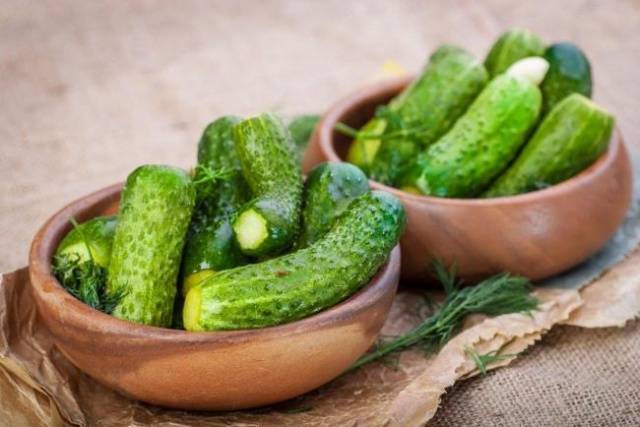 Lightly salted cucumbers: a recipe for cooking in cold water