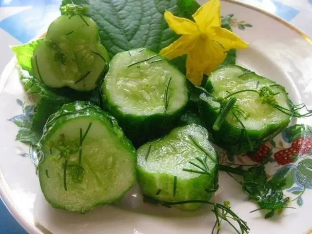 Lightly salted cucumbers: a recipe for cooking in cold water