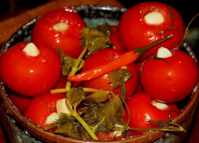 Lightly salted tomatoes with garlic in a package: 6 recipes