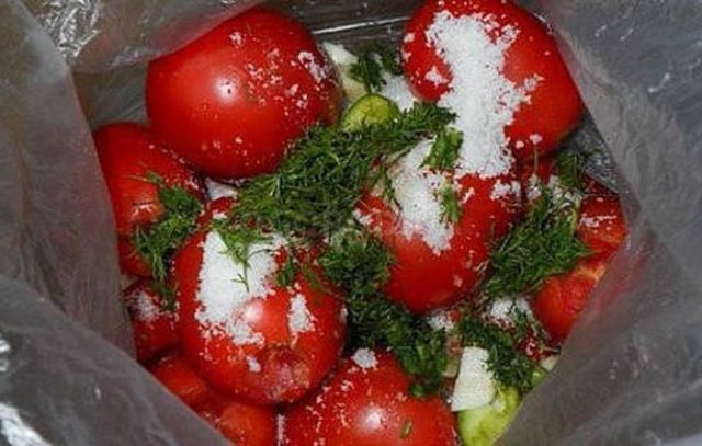 Lightly salted tomatoes with garlic in a package: 6 recipes