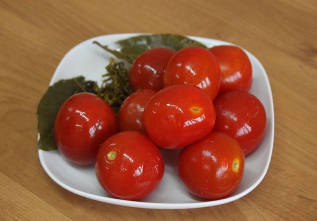 Lightly salted tomatoes with garlic in a package: 6 recipes