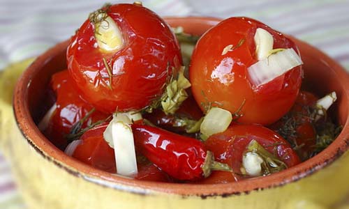 Lightly salted tomatoes with garlic in a package: 6 recipes