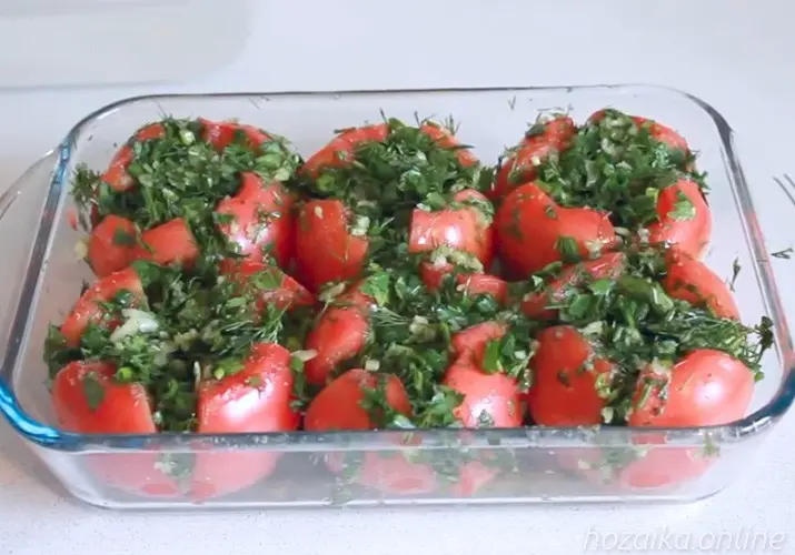 Lightly salted tomatoes with garlic in a package: 6 recipes