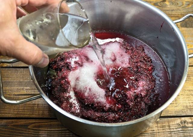 Making wine from grapes at home: a recipe