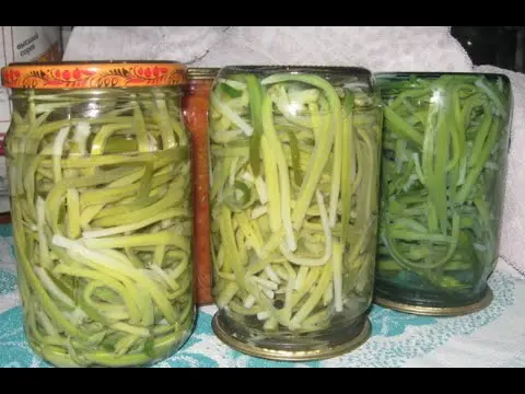 Marinated wild garlic for the winter: recipes for preservation in jars, without sterilization at home