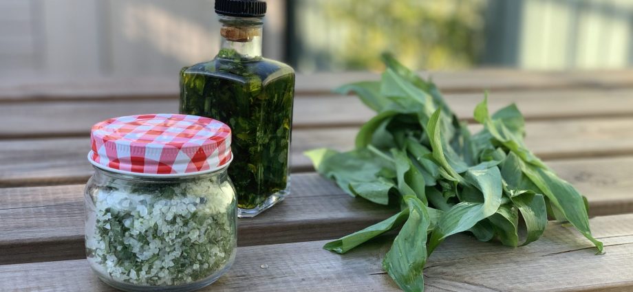 Marinated wild garlic for the winter: recipes for preservation in jars, without sterilization at home