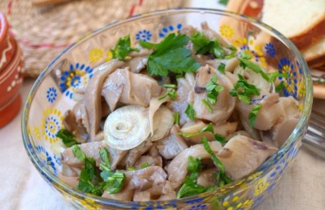 Marinating oyster mushrooms at home