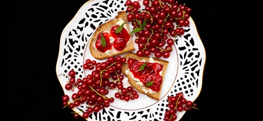 Marmalade at home from red currant