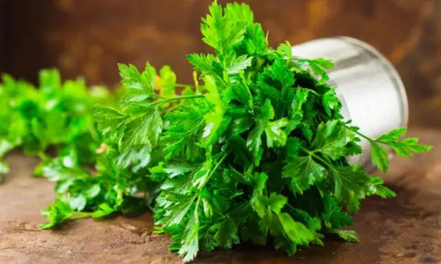 Mask, decoction, infusion and juice of parsley for the face: recipes, benefits, reviews