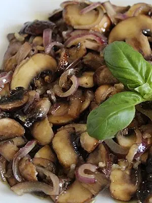 Meat with champignons: hearty recipes