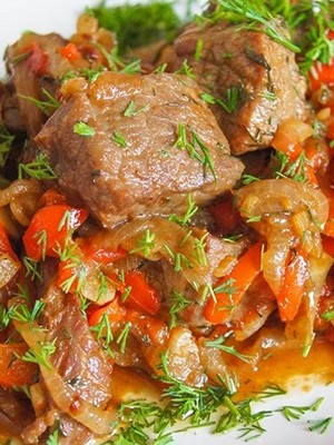 Meat with champignons: hearty recipes