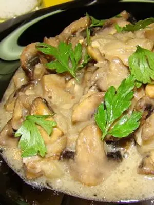 Meat with champignons: hearty recipes