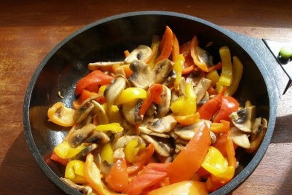 Meat with mushrooms and sweet bell pepper