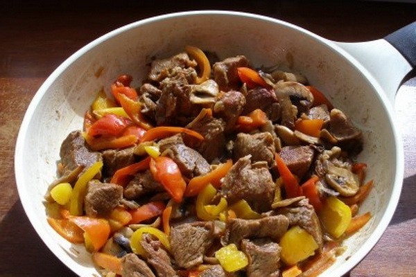 Meat with mushrooms and sweet bell pepper