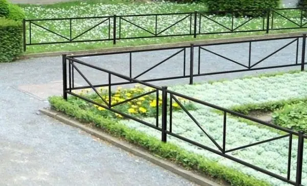 Metal fences for flower beds: examples of metal fences