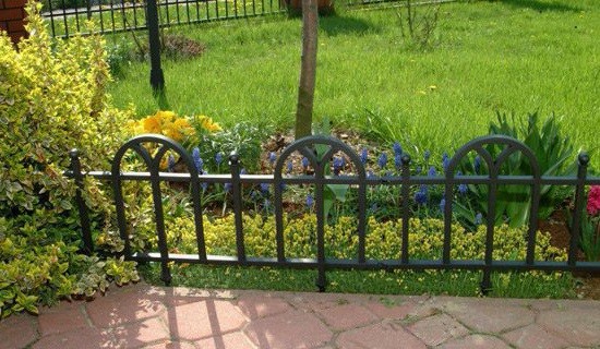 Metal fences for flower beds: examples of metal fences