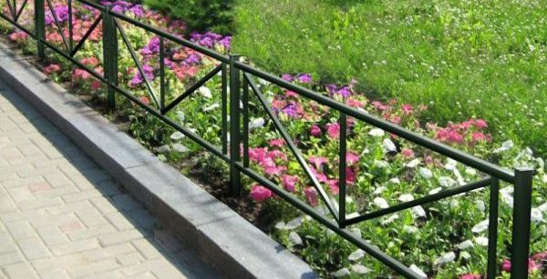 Metal fences for flower beds: examples of metal fences