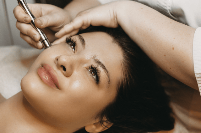 Microdermabrasion &#8211; what is micropeeling? When to opt for a cosmetic procedure?