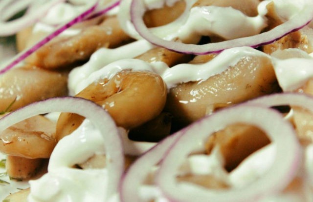 Milk mushrooms in oil: with onions and garlic, the best recipes for the winter