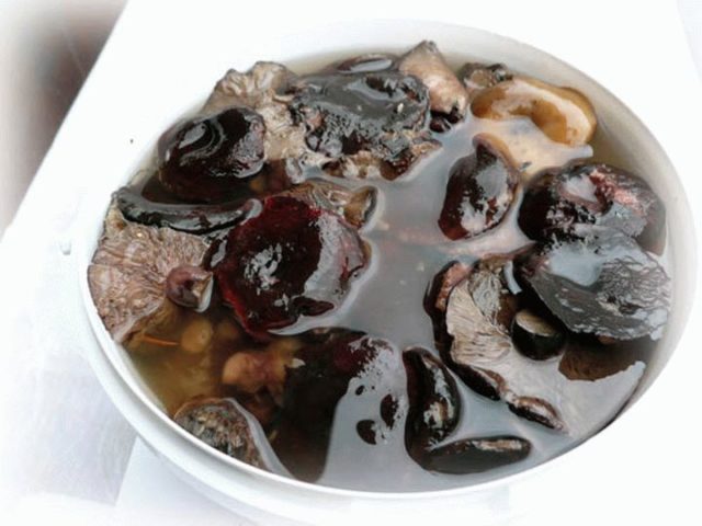 Milk mushrooms turned black: what to do, is it possible to eat them, how to bleach