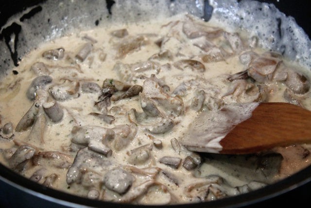 Milk mushrooms with sour cream: with onions, garlic, eggs and meat, the best recipes