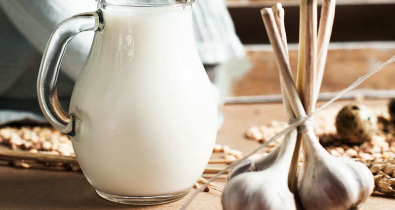 Milk with garlic &#8211; properties, recipe