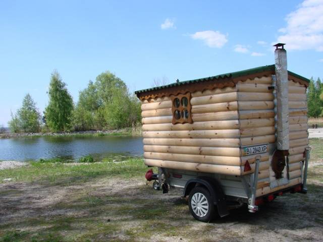 Mobile bath with a shower in the country