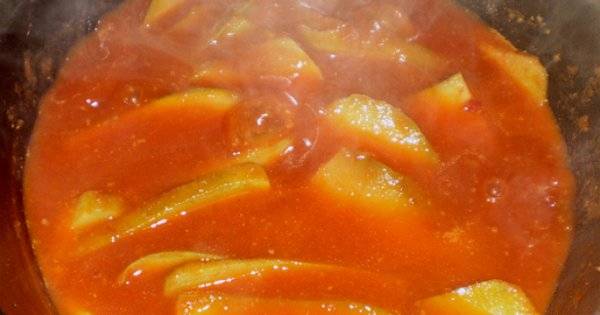 Mother-in-law tongue from zucchini with tomato paste