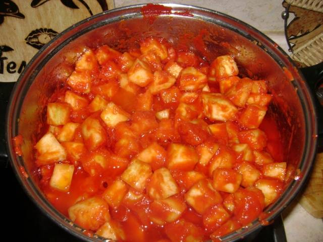 Mother-in-law tongue from zucchini with tomato paste