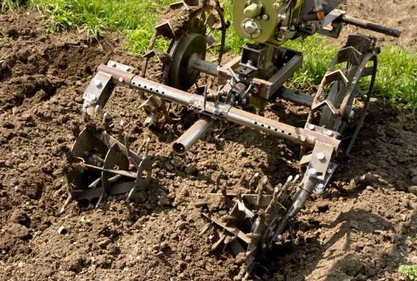 Motor cultivator for row spacing 