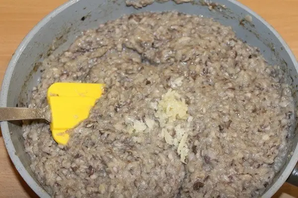 Mushroom caviar from butter for the winter: step by step recipes