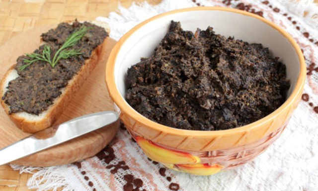 Mushroom caviar from milk mushrooms for the winter