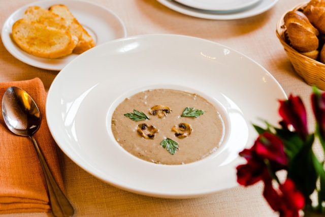 Mushroom cream soup (soup puree) from champignons with cream: calories, cooking recipes