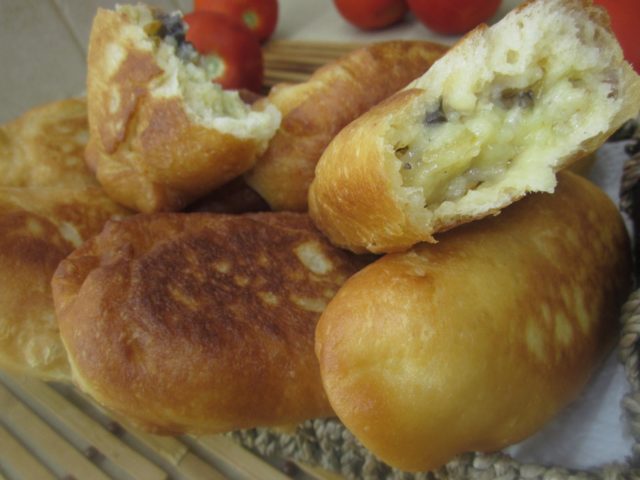 Mushroom filling for pies: with potatoes, eggs, frozen, pickled mushrooms