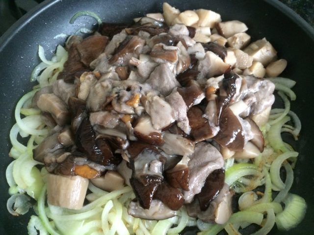 Mushroom filling for pies: with potatoes, eggs, frozen, pickled mushrooms