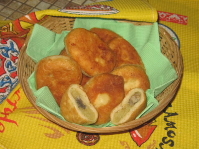 Mushroom filling for pies: with potatoes, eggs, frozen, pickled mushrooms