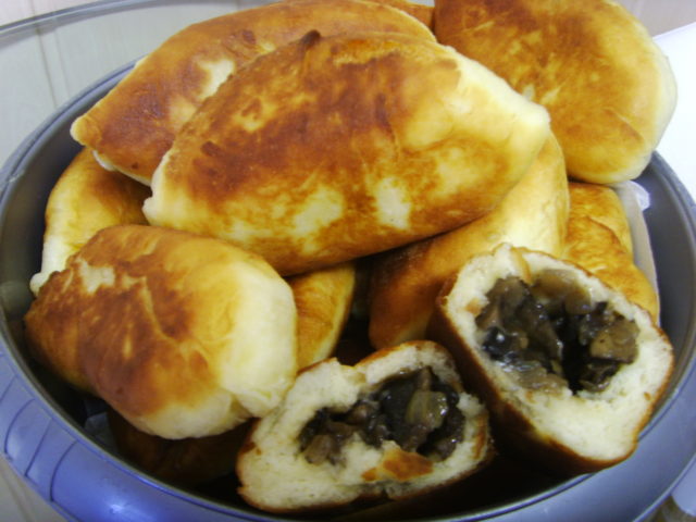 Mushroom filling for pies: with potatoes, eggs, frozen, pickled mushrooms