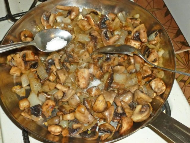 Mushroom filling for pies: with potatoes, eggs, frozen, pickled mushrooms