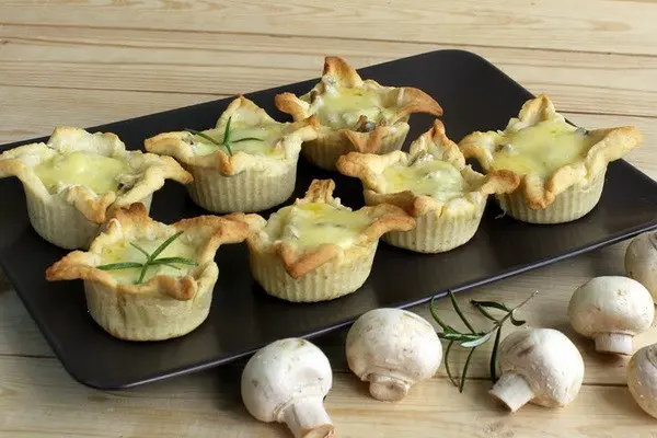 Mushroom julienne in puff pastry: recipes with photos