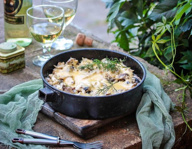 Mushroom julienne (julienne) from champignons in a pan: the best recipes with photos