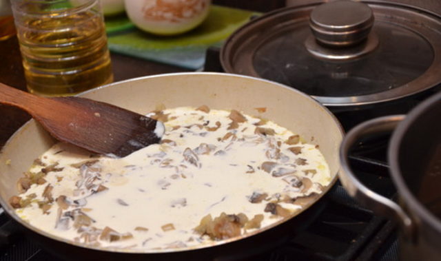 Mushroom mushroom sauce: recipes with photos