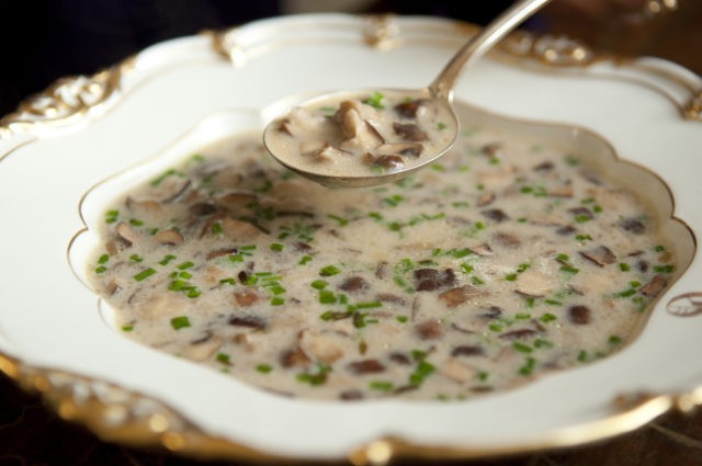 Mushroom soup puree from mushrooms: fresh, frozen, dried