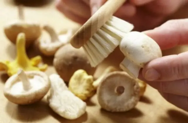 Mushrooms: Do I need to clean and wash fresh mushrooms before cooking