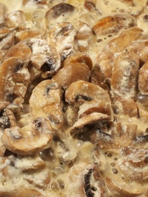 Mushrooms in cream: recipes for mushroom dishes